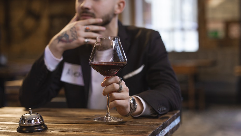 man holding wine glass on a speed date to illustrate corona-safe speed dating