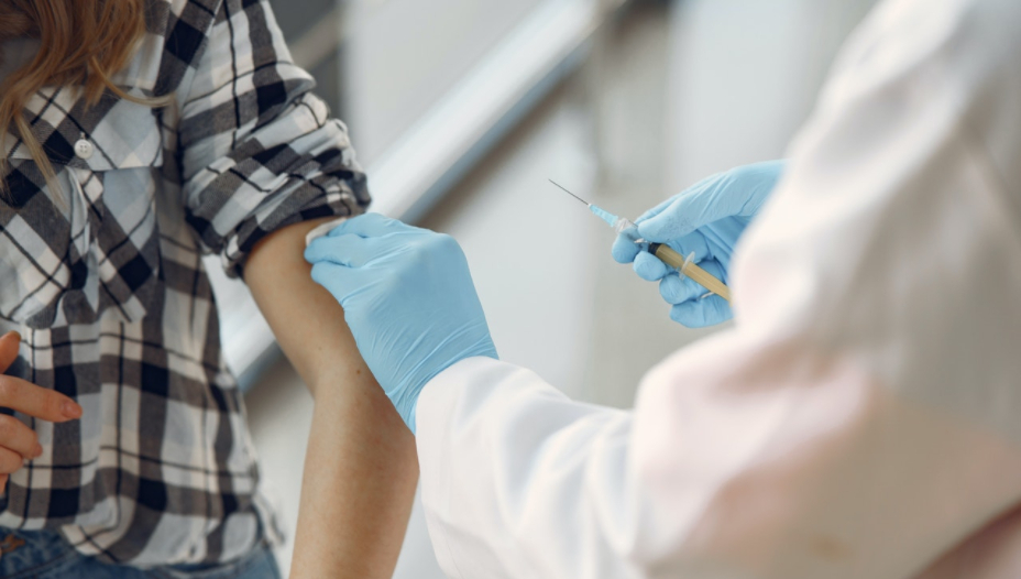 health worker about to vaccinate a woman to illustrate vaccine centers