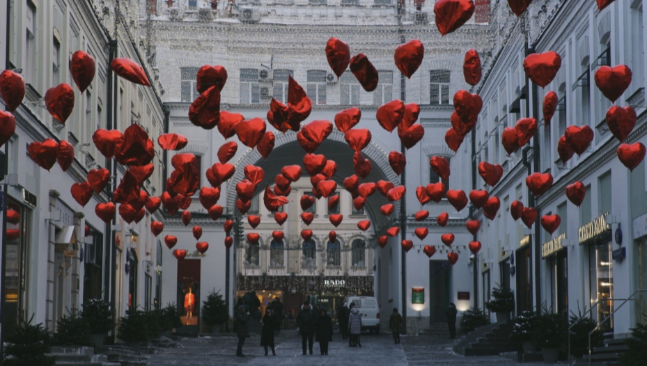 heart balloons in a street in moscow to illustrate Russian matchmaker