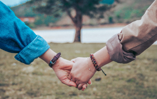 two people holding hands to illustrate irish dating experts