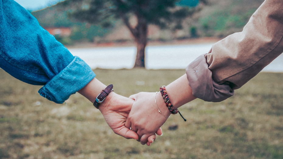 two people holding hands to illustrate irish dating experts