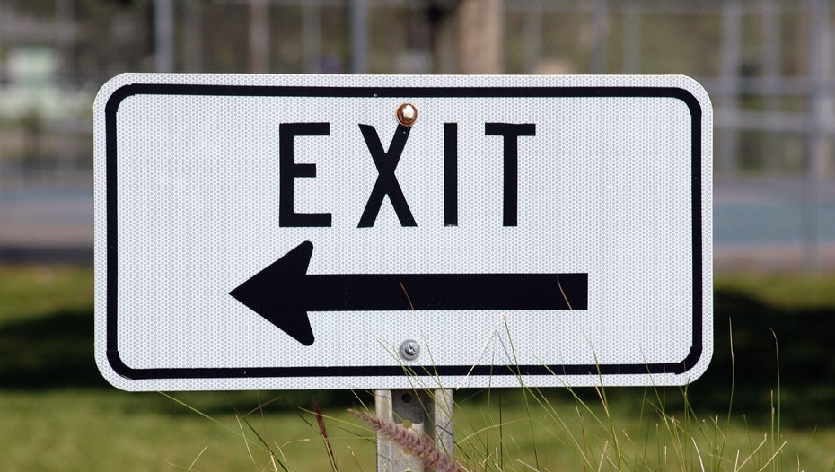 exit sign to illustrate the French are leaving online dating sites