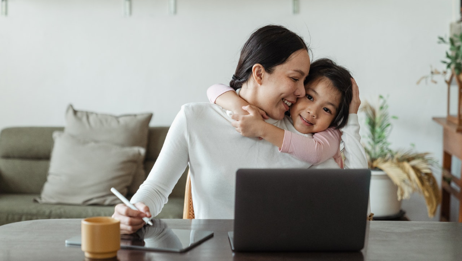 mother with her daughter to illustrate single mothers