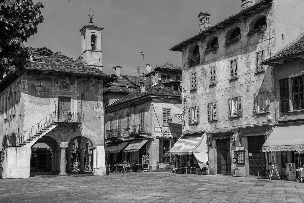 Vintage Italian piazza with historic buildings in a timeless black-and-white composition.